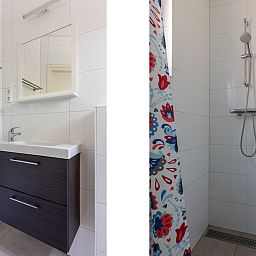 Esszimmer des Ferienhauses ZE624 in Oostkapelle, Walcheren, mit Blick auf den Garten.