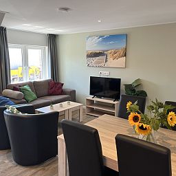 Spacious living room in vacation home ZE927, Westkapelle, with kitchen and comfortable seating.