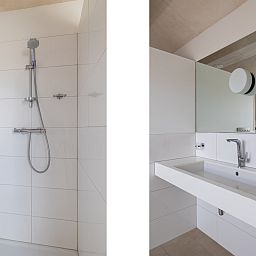 Lichte zolderkamer in vakantiehuis ZE263, Westkapelle met schuine dakramen.