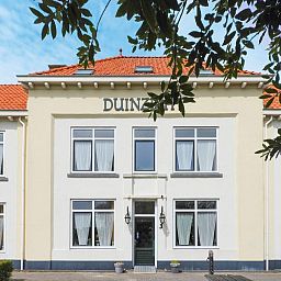 Front of VZ131 Group accommodation Westkapelle, vacation home with large windows in Westkapelle, Walcheren.