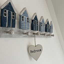 Moderne badkamer in vakantiehuis ZE1677, Domburg, Walcheren, Zeeland met stijlvolle wastafel en toilet.