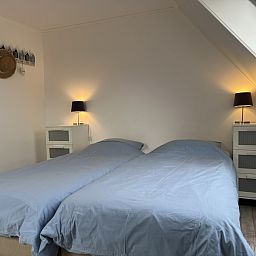 Gezellige eetkamer in vakantiehuis ZE1677, Domburg, Walcheren, met uitzicht op zonnig terras en stijlvolle rieten stoelen in Zeeland.