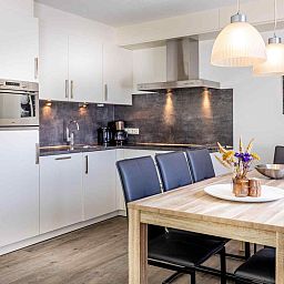 Moderne keuken in ZE014 vakantiehuis Domburg, Walcheren, compleet met apparatuur voor een comfortabel verblijf in Zeeland.