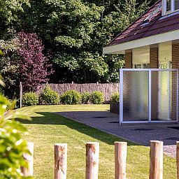 Lichte slaapkamer in vakantiehuis ZE014, Domburg, Walcheren, met twee bedden en grote ramen voor een rustgevend verblijf.