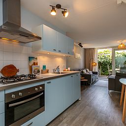 Vooraanzicht van vakantiehuis ZE1594 in Domburg, Walcheren, Zeeland met rode bakstenen en een smalle doorgang.