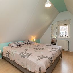 Lichte woonkamer van vakantiehuis ZE1594 in Domburg, Walcheren, Zeeland met uitzicht op het terras.