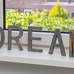 Moderne keuken en eetruimte in vakantiehuis ZE1594 in Domburg, Walcheren, Zeeland met houten meubels.