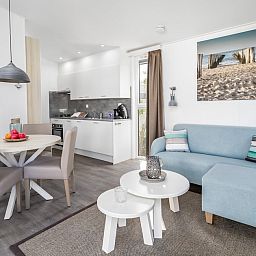 Moderne keuken in L4A Comfort vakantiehuis Domburg, Walcheren, Zeeland met eethoek en stijlvolle inrichting.