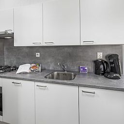 Volledig uitgeruste keuken in L4A Comfort vakantiehuis Domburg, Walcheren, Zeeland met moderne apparatuur.