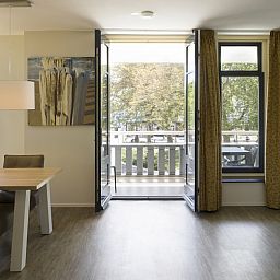 Esszimmer mit Blick auf Balkon in Bordeaux Wellness 4 Wohnung Domburg, Walcheren, Zeeland.