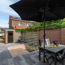 Rustige zithoek op het terras van vakantiehuis ZE1443 in Domburg, Walcheren, Zeeland.