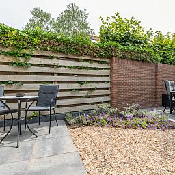 Gezellig buitenterras bij vakantiehuis ZE1443 in Domburg, Walcheren, Zeeland.