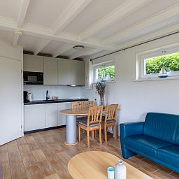 Lichte woonkamer in vakantiehuis ZE379, Vlissingen, Walcheren, met uitzicht op natuur.