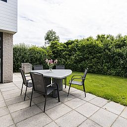 Geraeumige Terrasse in VZ969 Freistehendes Ferienhaus in Vlissingen, Walcheren, umgeben von viel Gruen.