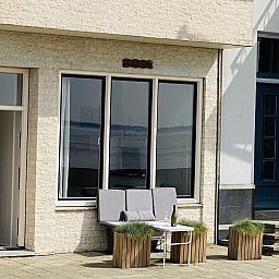 Buitenkant van VZ733 Studio Vlissingen, vakantieverblijf in Walcheren, Zeeland, met comfortabele zitplaatsen.