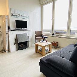 Gezellige woonkamer van VZ733 Studio Vlissingen, vakantiewoning in Vlissingen, met uitzicht op de zee.