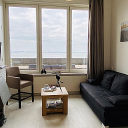 Binnenruimte van VZ733 Studio Vlissingen, vakantieaccommodatie in Zeeland, met comfortabele inrichting en zeezicht.