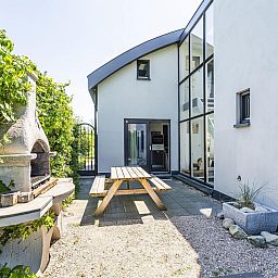 Terrasse mit Grill in der Luxus-Ferienvilla VZ908 in Vlissingen, Walcheren, Zeeland.