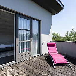 Sonnenterrasse mit Liege in der Luxus-Ferienvilla VZ908 in Vlissingen, Walcheren, Zeeland.