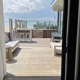 Uitzicht vanaf de veranda van VZ675 Strandwoning Vlissingen 4p in Vlissingen, Walcheren, Zeeland richting het strand.