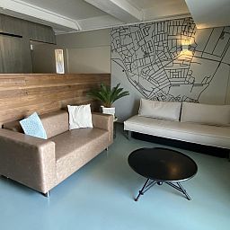 Stijlvolle woonkamer van VZ675 Strandwoning Vlissingen 4p in Vlissingen, Walcheren, Zeeland met moderne inrichting.