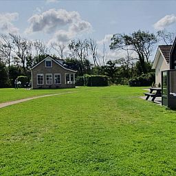 Groene omgeving van Vakantiehuisje in Vlissingen, een charmante vakantiewoning in Walcheren, Zeeland.