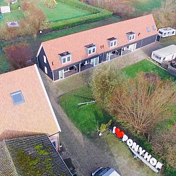 Uitzicht op Ponyhof naast vakantiehuis ZE1447 in Aagtekerke, Walcheren, Zeeland.