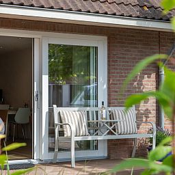 Buitenkant van vakantiehuis ZE1487 in Aagtekerke, Walcheren met charmante bakstenen gevel.