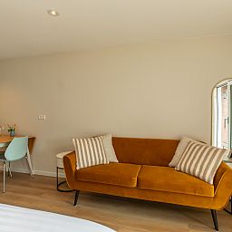 Zijaanzicht van vakantiehuis ZE1487 in Aagtekerke, Walcheren met groen omgeven veranda.