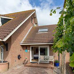 Gezellige woonkamer van vakantiehuis ZE1487 in Aagtekerke, Walcheren met comfortabele bank.