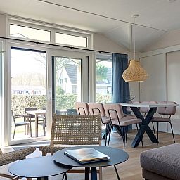 Stilvolles Esszimmer im Zeeotter Ferienhaus fuer 6 Personen, Zoutelande, Walcheren, Zeeland.