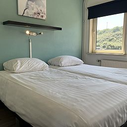 Beach access near vacation home ZE303 in Zoutelande, Walcheren, overlooking the sea.