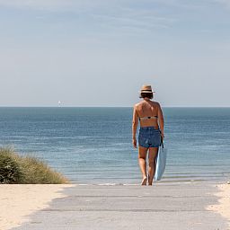 Moderne badkamer in vakantiehuis ZE312 in Zoutelande, Walcheren met toilet, wastafel en douche in Zeeland.