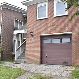 Ruime woonkamer van vakantiehuis ZE312 in Zoutelande, Walcheren met comfortabele zithoek en veel natuurlijk licht in Zeeland.