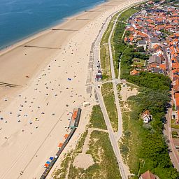 Sfeervolle slaapkamer in vakantiehuis ZE312 in Zoutelande, Walcheren met groot raam en rustige ambiance in Zeeland.