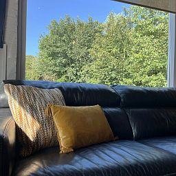 Ingang met houten details in vakantiehuis ZE312 in Zoutelande, Walcheren met praktische opbergruimte in Zeeland.