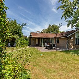 Gezellige winkelstraat in Zoutelande, dicht bij vakantiehuis ZE281 in Walcheren, Zeeland.