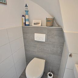 Modernes Badezimmer im Ferienhaus ZE1687 in Zoutelande, Walcheren, mit stilvoller Einrichtung und maritimer Dekoration.