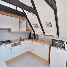 Attraktives Schlafzimmer im Ferienhaus ZE1687, Zoutelande, Walcheren, mit bequemen Betten und Blick auf die gruene Natur Zeelands.