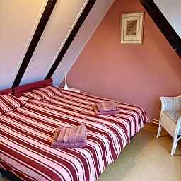 Gemuetliches Wohnzimmer des Ferienhauses ZE1687 in Zoutelande, Walcheren, Zeeland mit moderner Einrichtung und viel natuerlichem Licht.