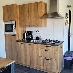 Moderne Kueche im Ferienhaus in Zoutelande, komplett mit Geraeten, in Walcheren, Zeeland gelegen.