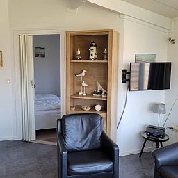 Gemuetliches Wohnzimmer im Ferienhaus in Zoutelande mit bequemen Sitzgelegenheiten, Walcheren, Zeeland.