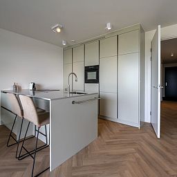 Modern kitchen in Lamsoor 47 | Veerse Wende, vacation accommodation in Arnemuiden, Walcheren, Zeeland.