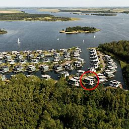 Detached house in Arnemuiden, Walcheren, Zeeland offers stunning views of the water and surrounding nature.