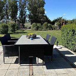 Aussenbereich mit Gartenmoebeln im VZ587 Ferienhaus Vrouwenpolder, Walcheren.