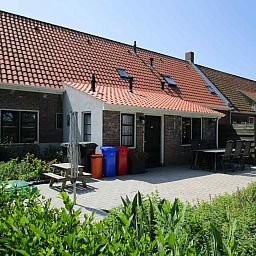 Aussenansicht des Ferienhauses ZE161 in Vrouwenpolder, Walcheren, umgeben von viel Gruen und Ruhe.