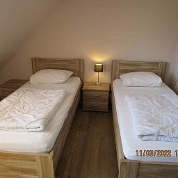 Gemuetliches Schlafzimmer im Ferienhaus ZE161, Vrouwenpolder, Walcheren, mit einem komfortablen Doppelbett.
