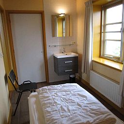 Geraeumige Halle im Ferienhaus ZE161, Vrouwenpolder, Walcheren, mit Holzboeden und Zugang zu den Zimmern.