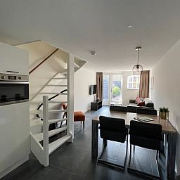 Moderne binnenruimte van Huisje in Veere, vakantiehuis in Walcheren, Zeeland met open keuken en zithoek.