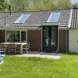 Zonnig terras bij VZ119 Vakantiewoning Veere, Walcheren, perfect voor buiten dineren.